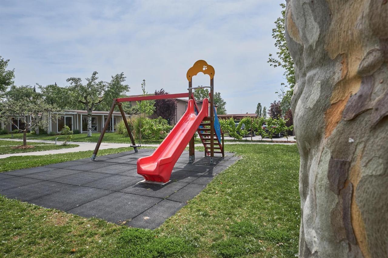 Villaggio Turistico Lugana Marina Сирмионе Екстериор снимка